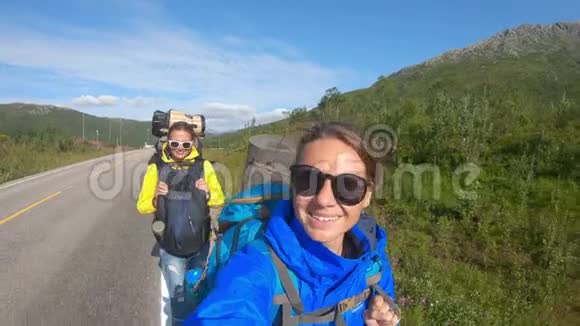 两位年轻女性旅行博主走着挪威路自拍视频的预览图