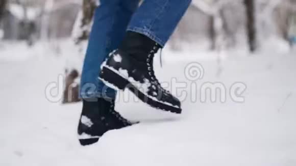 可爱的女人脚走路去见她的伴侣在一个公园下雪浪漫的情侣约会享受冬日的雪视频的预览图