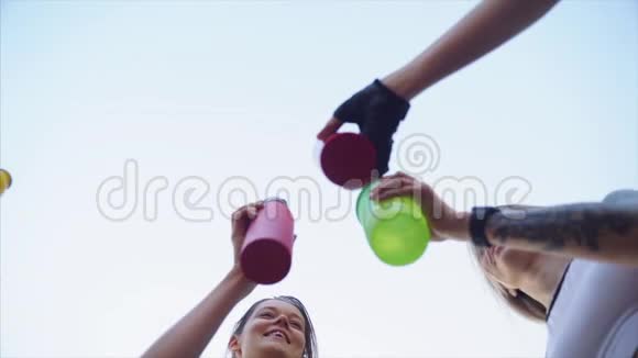 健康的生活方式观念体育女孩女孩子们粘瓶子视频的预览图