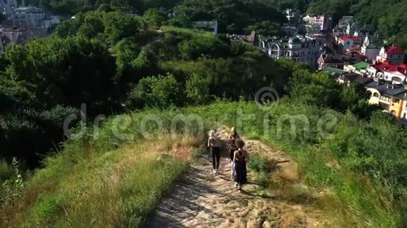 女孩们慢跑健康的生活方式观念体育女孩运动的年轻女性做早操视频的预览图