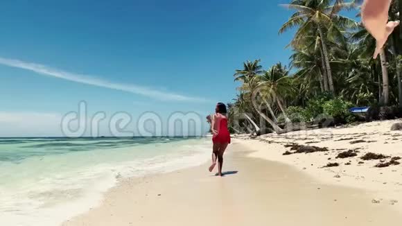 嬉戏的跨种族夫妇男人在阳光明媚的日子在海滩上追逐女孩视频的预览图