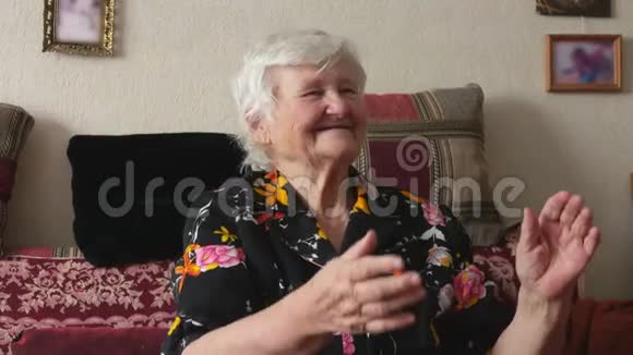 女人把她的孩子送到祖母的怀里视频的预览图
