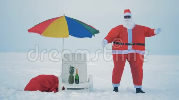 雪域中的海滩绿洲伴着圣诞老人跳舞视频的预览图