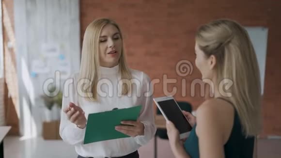 社会调查女人在工作中问同事问题女人手里拿着药片4K视频的预览图