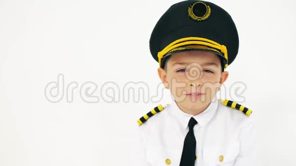 穿着飞行员制服男孩的肖像视频的预览图