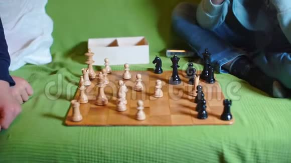 两个青少年下棋视频的预览图