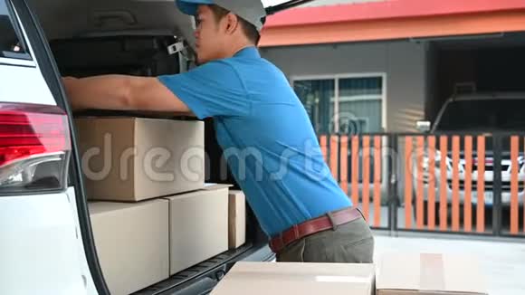 泰国邮递员检查包裹和信箱以便送货上门视频的预览图