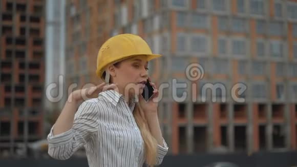 特写商务女领班接电话戴着安全帽的女士视频的预览图