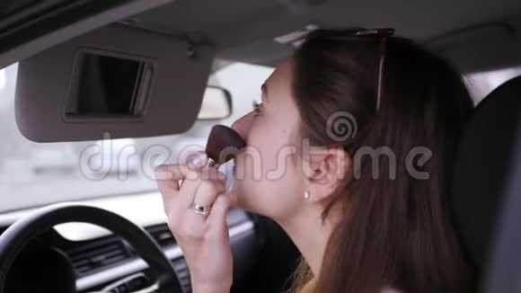 刷刷刷刷腮红一名女司机在运输途中违法魅力和美丽视频的预览图