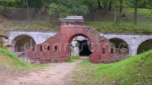 废墟中堡垒的军事大门视频的预览图