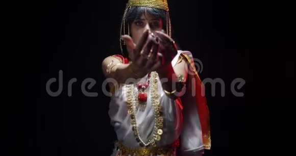 穿着白色衣服的知识女神Saraswati伸出手来看着4k视频的预览图