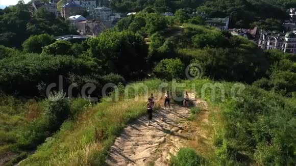 女孩们慢跑健康的生活方式观念体育女孩运动的年轻女性做早操视频的预览图