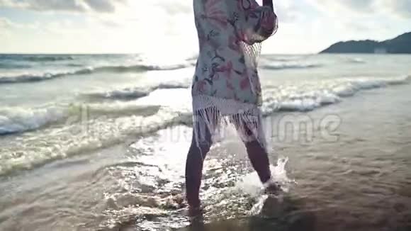 泰国暑假亚洲女性独自在海滩散步视频的预览图
