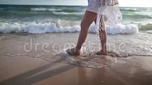 泰国暑假亚洲女性独自在海滩散步视频的预览图