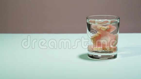 一杯水中的假牙视频的预览图