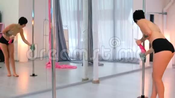 女孩在一个舞蹈室里摩擦塔架视频的预览图
