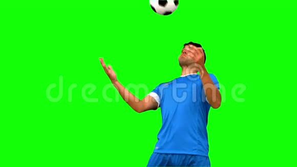 控制足球的人胸脯放在绿色屏幕上视频的预览图