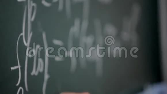 用粉笔在黑板上书写公式视频的预览图