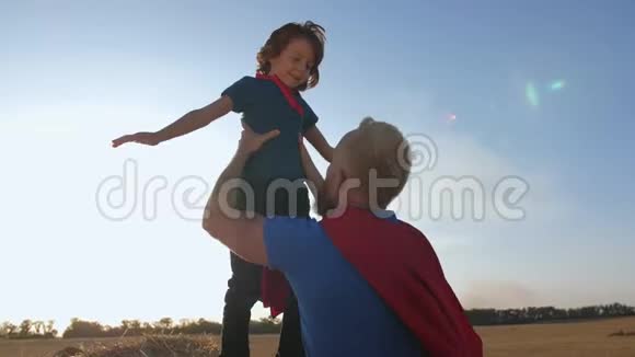 爸爸把儿子高高举起模仿超级英雄飞行视频的预览图