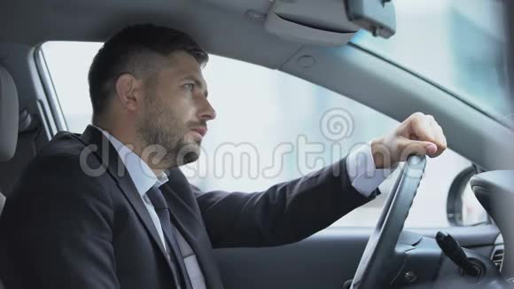 精疲力竭的司机靠在方向盘上放松紧张的工作过度工作视频的预览图