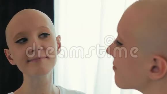 快乐的癌症女幸存者看着镜子里的自己视频的预览图