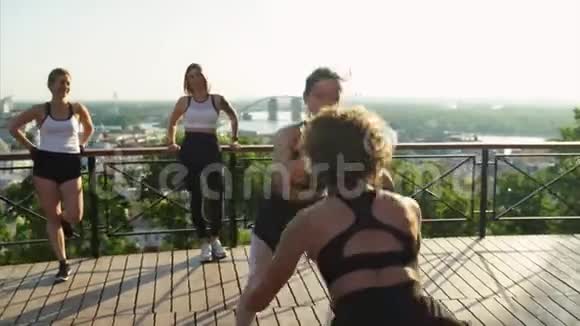 体育女孩在大城市的背景下运动的年轻女性做早操视频的预览图