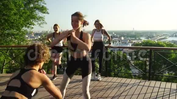 体育女孩在大城市的背景下运动的年轻女性做早操视频的预览图
