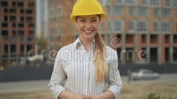 竖起大拇指自信快乐的女建筑师戴着安全帽看着相机竖起大拇指4视频的预览图