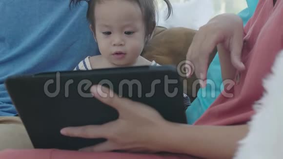 亚洲父母一起在家玩蚂蚁教女儿快乐视频的预览图
