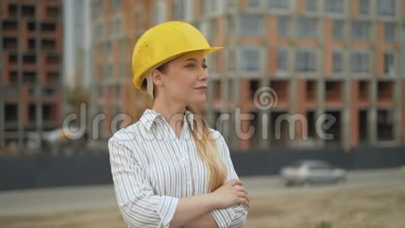 自信的女建筑师戴着安全帽看着镜头双臂交叉在胸前4K视频的预览图