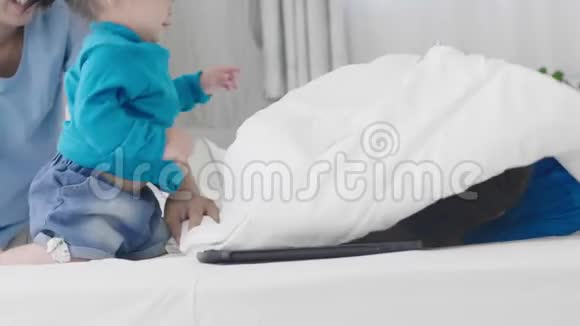 亚洲父母一起在家玩蚂蚁教女儿快乐视频的预览图