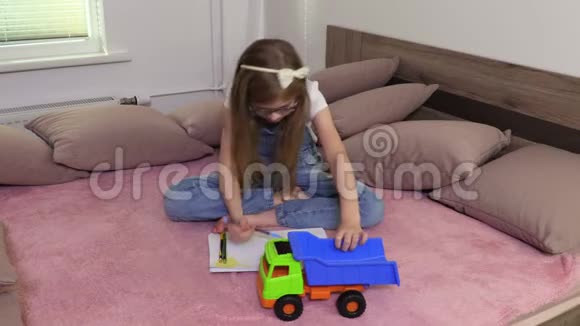 女孩画玩具卡车视频的预览图