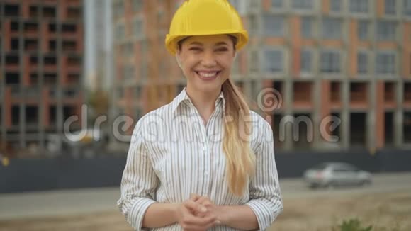 好的自信快乐戴着安全帽的女建筑师看着摄像机露出了一个好的姿势视频的预览图
