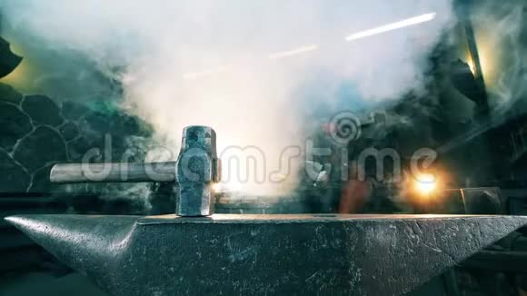 铁匠在铁砧上塑造热刀视频的预览图