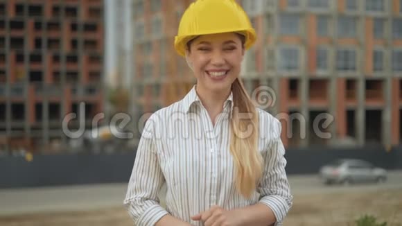 竖起大拇指微笑快乐的女建筑师戴着安全帽看着相机竖起大拇指4K视频的预览图