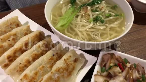 中餐厅餐桌上的煎饺和开胃菜运动视频的预览图