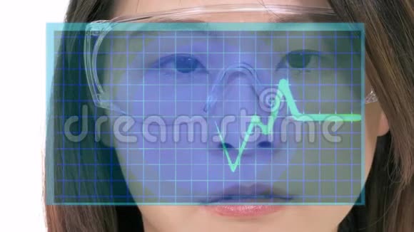 亚洲女医生看虚拟医疗屏幕视频的预览图