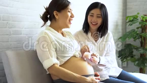 女性最好的朋友玩年轻的亚洲孕妇视频的预览图