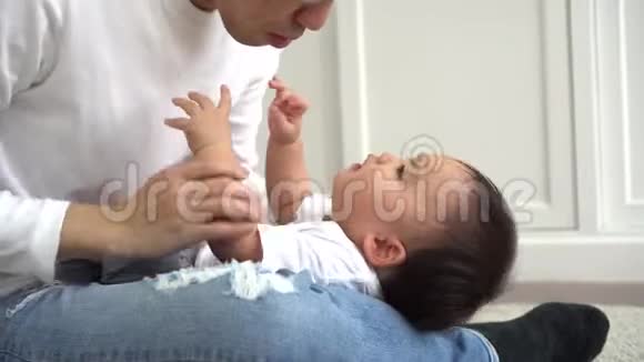 快乐的亚洲父亲和他的小儿子在客厅玩耍享受家庭时光视频的预览图