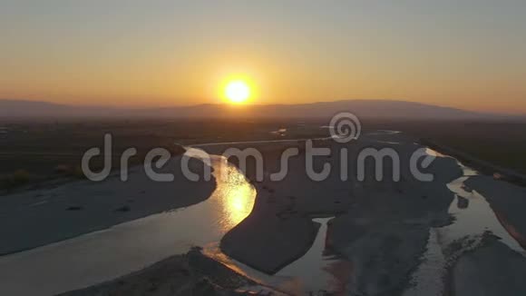 鸟瞰图与河流一起飞越大桥罗马尼亚视频的预览图
