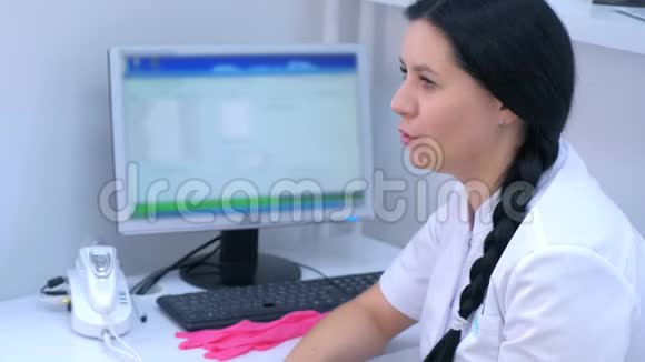 女医生在美容诊所咨询病人的画像侧面看视频的预览图