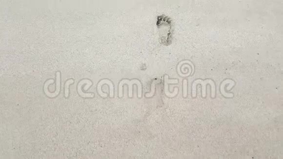 沙滩上女孩的脚印视频的预览图