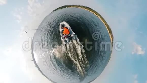 小艇上的人穿过一条河的全景视频的预览图