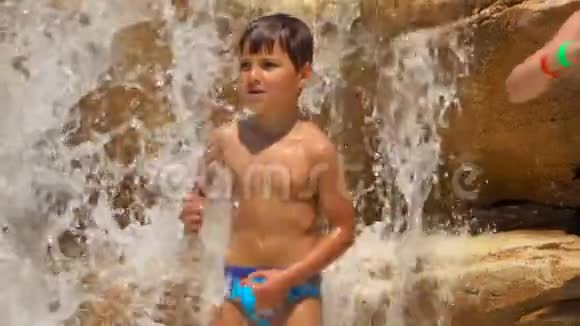 男孩正在游泳池的岩石上跳舞视频的预览图