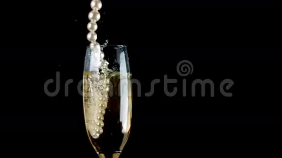 珍珠项链掉进香槟里视频的预览图