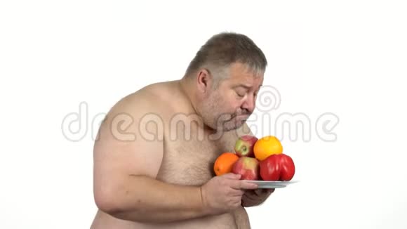 肥胖的成熟男人拿着健康食物的盘子视频的预览图