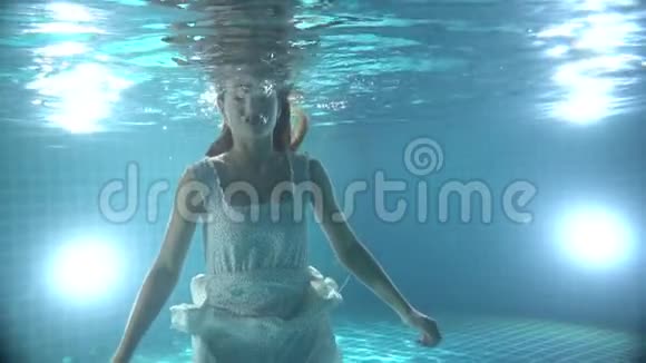 穿着衣服在水下游泳的红发美女视频的预览图
