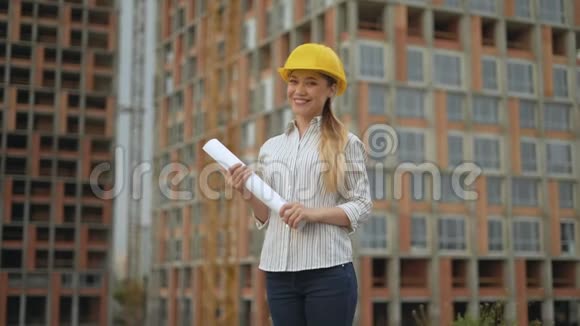 在建筑工地背景下的女工程师正在主持一个正在施工的项目计划视频的预览图
