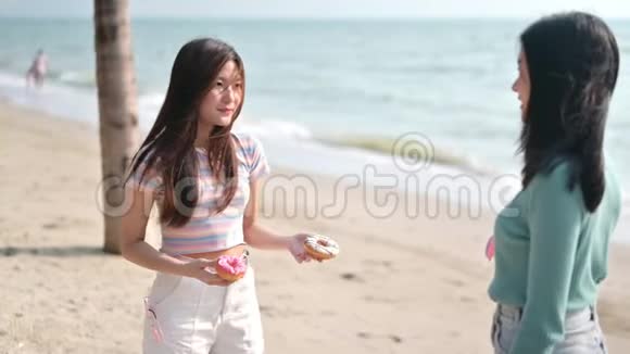亚洲女性暑假在泰国海滩旅行放松和娱乐和朋友一起玩视频的预览图