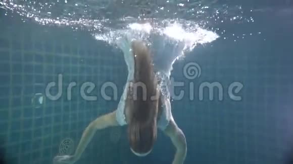 美丽的女人留着红色长发在水下摆着比基尼视频的预览图